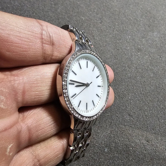 I.N.C Ladies Quartz Fashion Watch Silver Tone Mother Of Pearl Dial Working shows - Picture 3 of 9